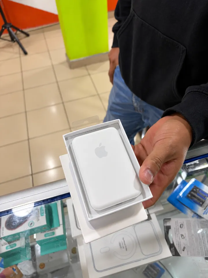 Batería MagSafe original en su caja en mostrador de tienda