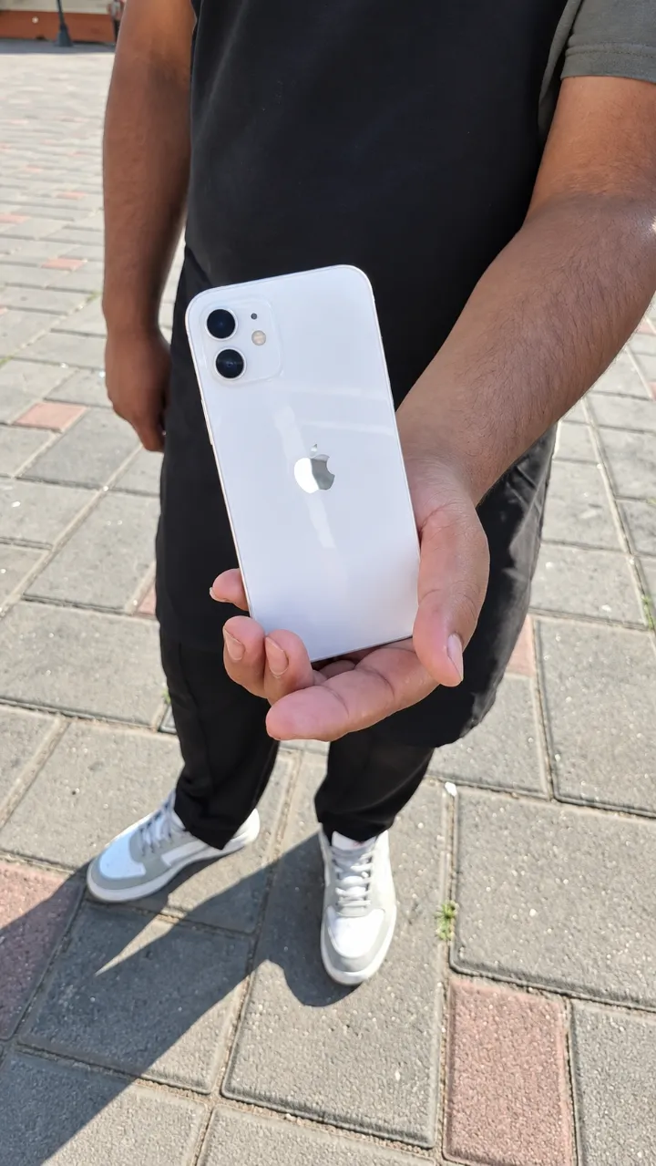 Cliente recibiendo su iPhone 12 blanco