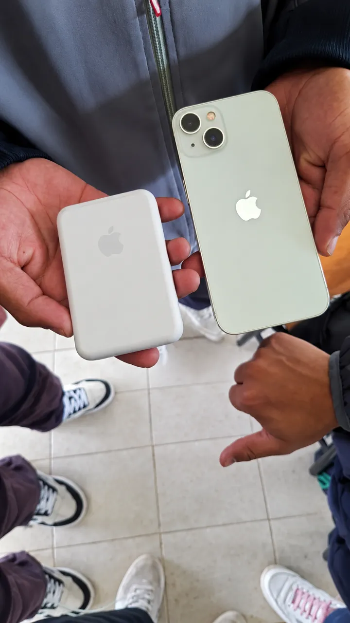 Cliente con batería MagSafe y iPhone 13