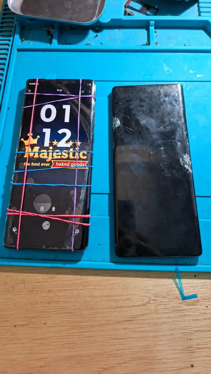 Pantalla curva de Android reemplazada junto a la pantalla estrellada original