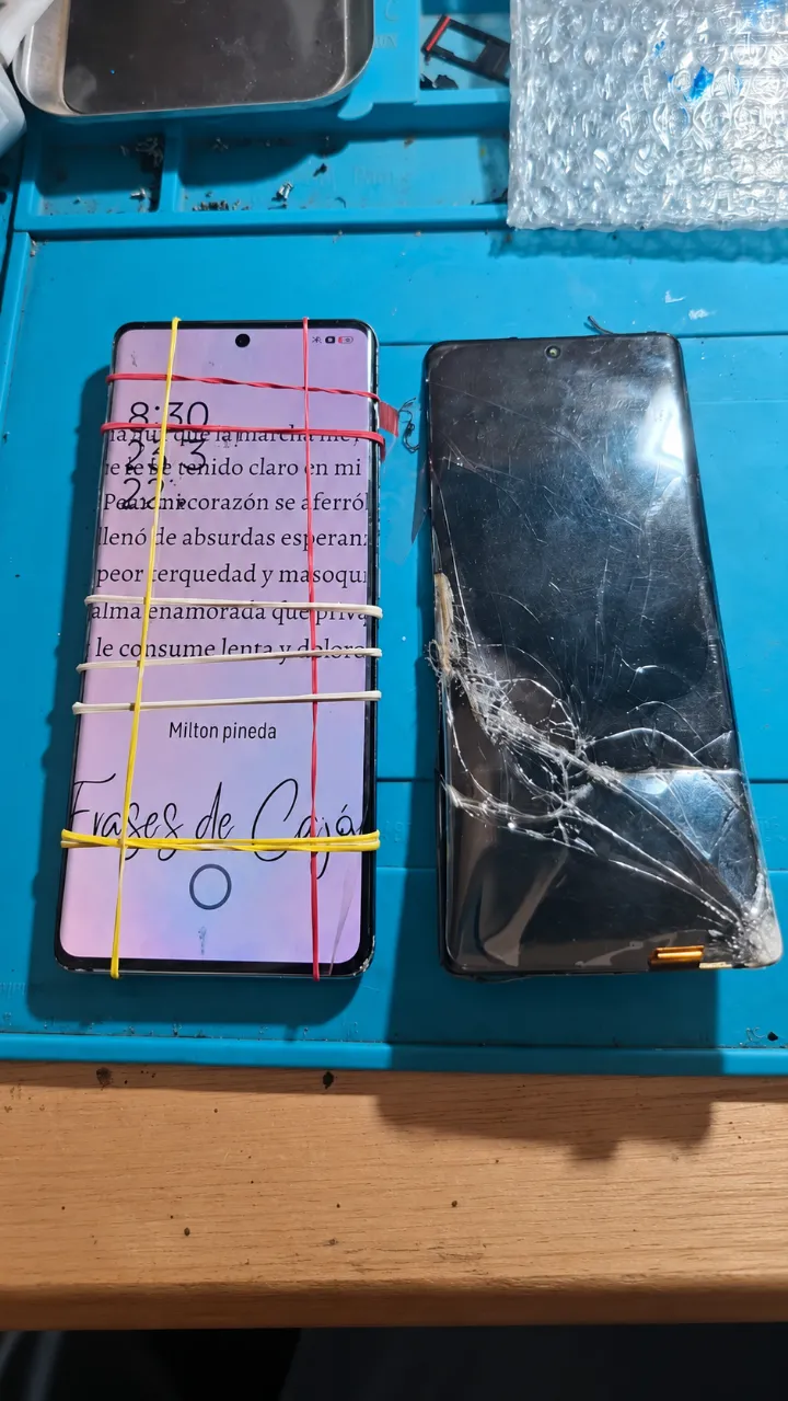 Pantalla destrozada de Android junto al equipo con pantalla nueva instalada